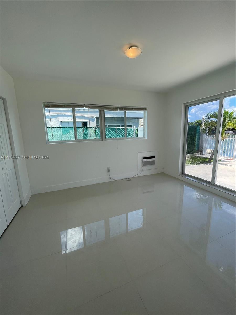 8215 Crespi Boulevard 4