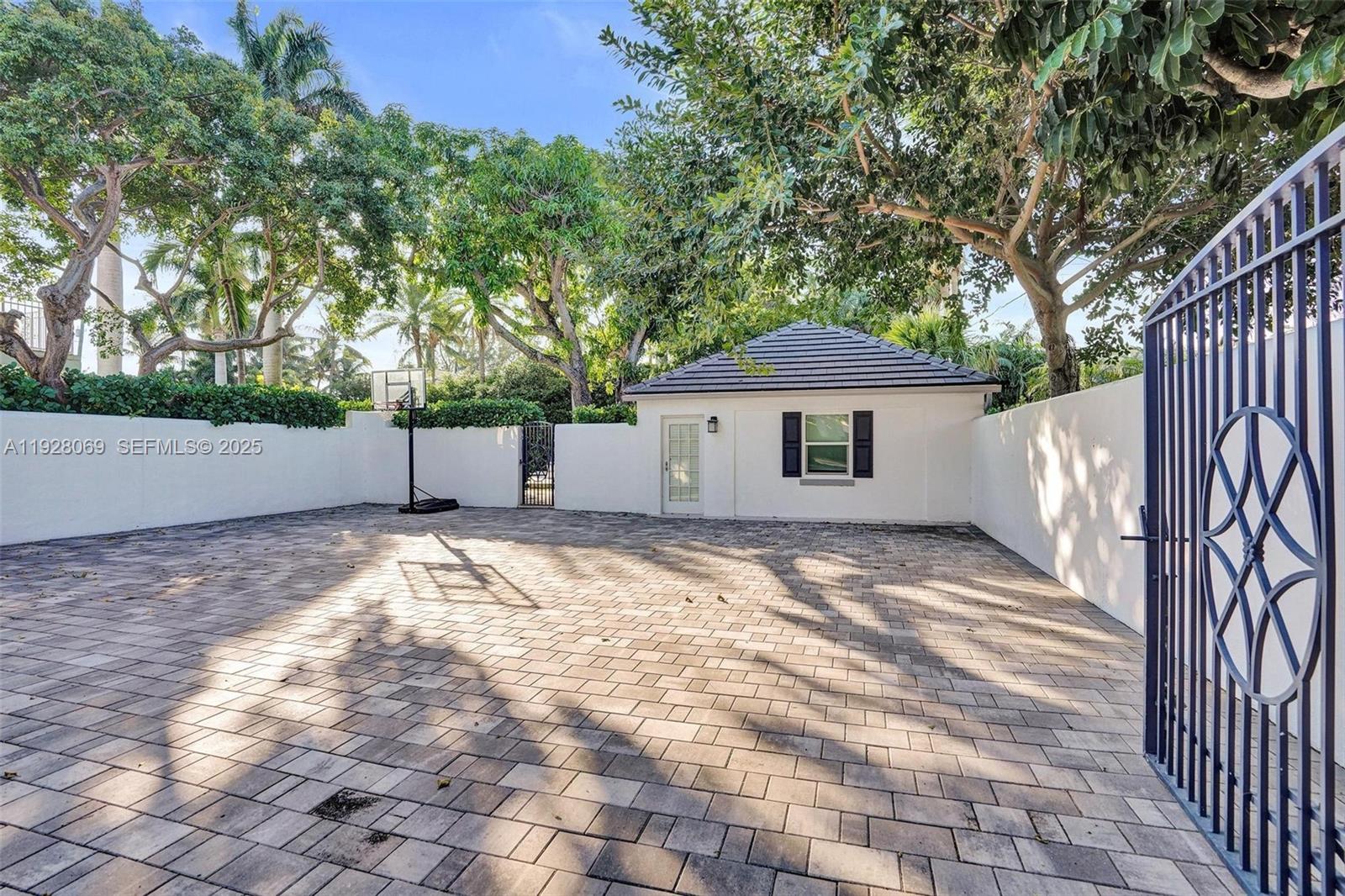 1281 Banyan Road