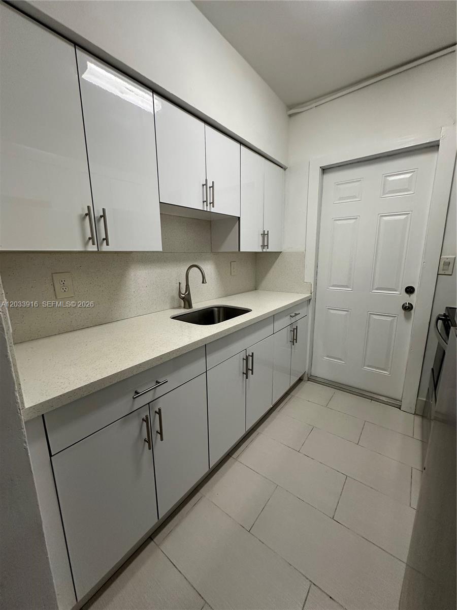 8205 Crespi Boulevard 3