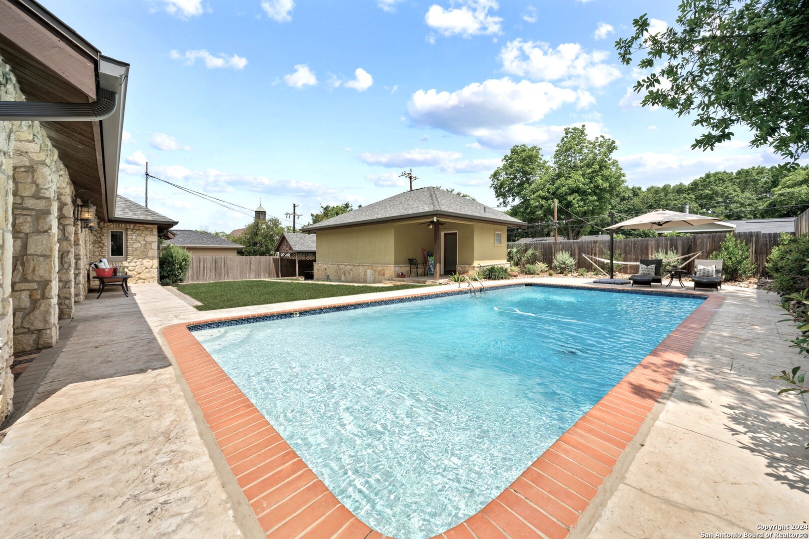 105 CLOVERLEAF AVE