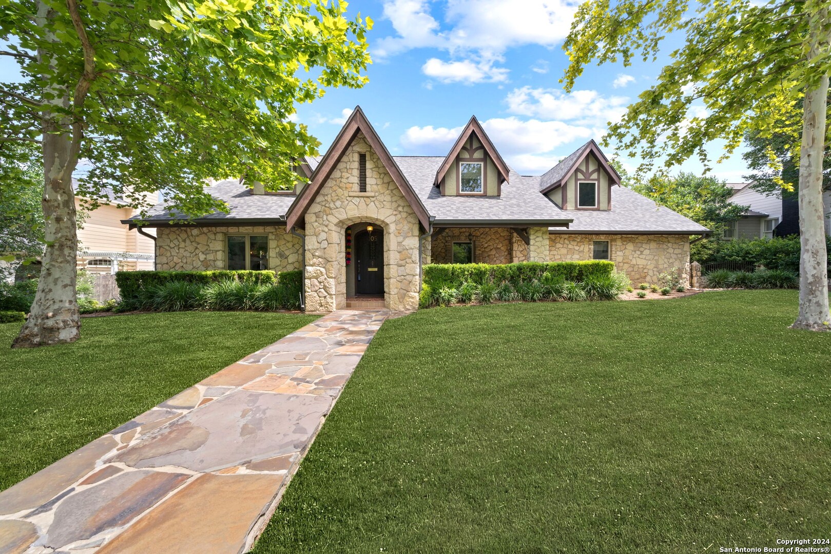 105 CLOVERLEAF AVE