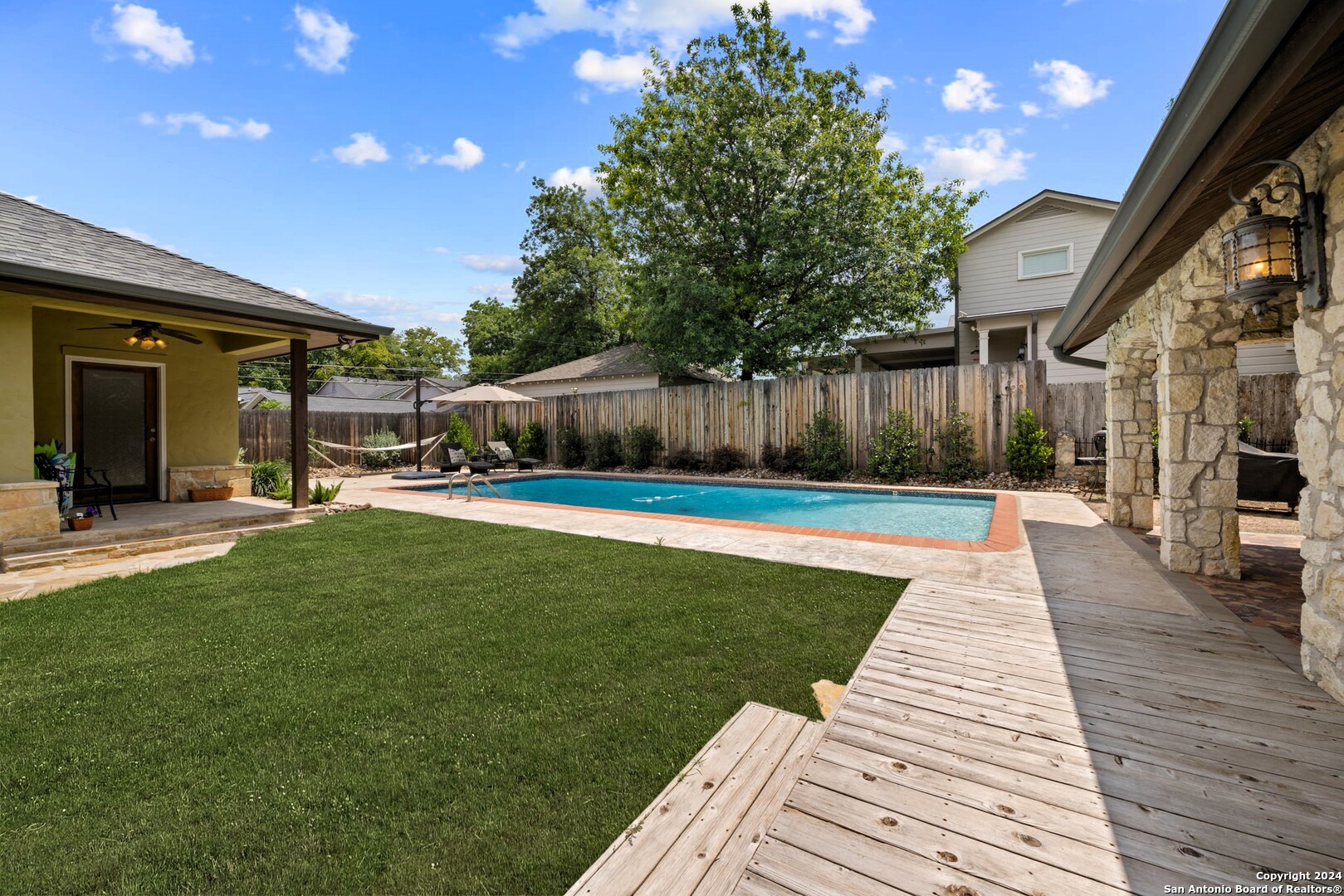 105 CLOVERLEAF AVE