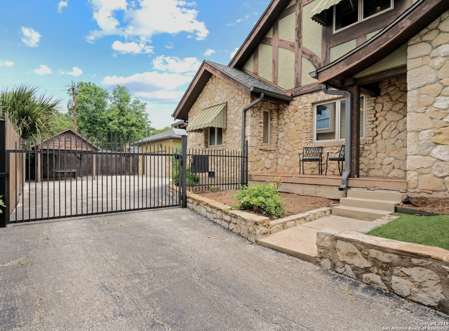 105 CLOVERLEAF AVE