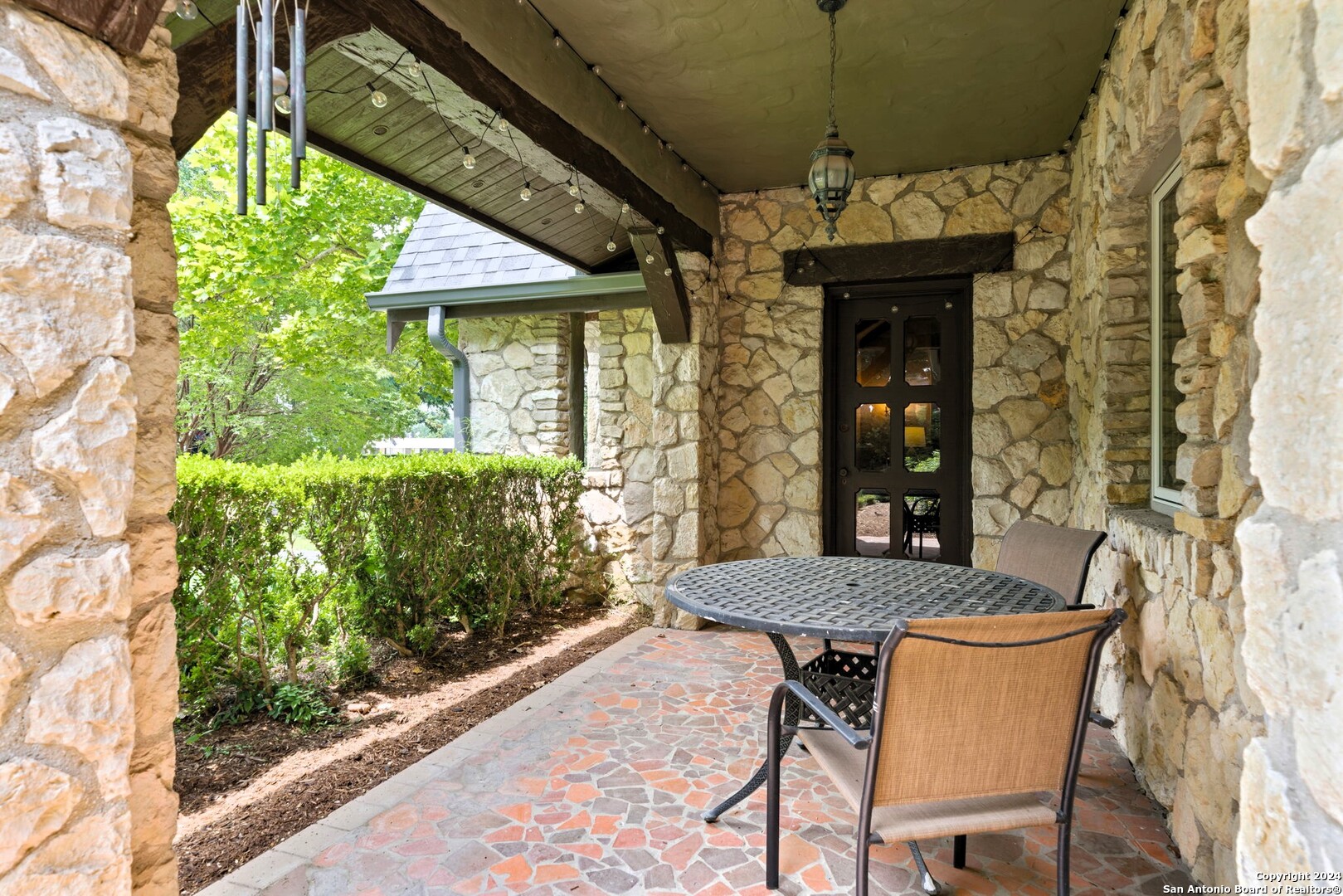 105 CLOVERLEAF AVE