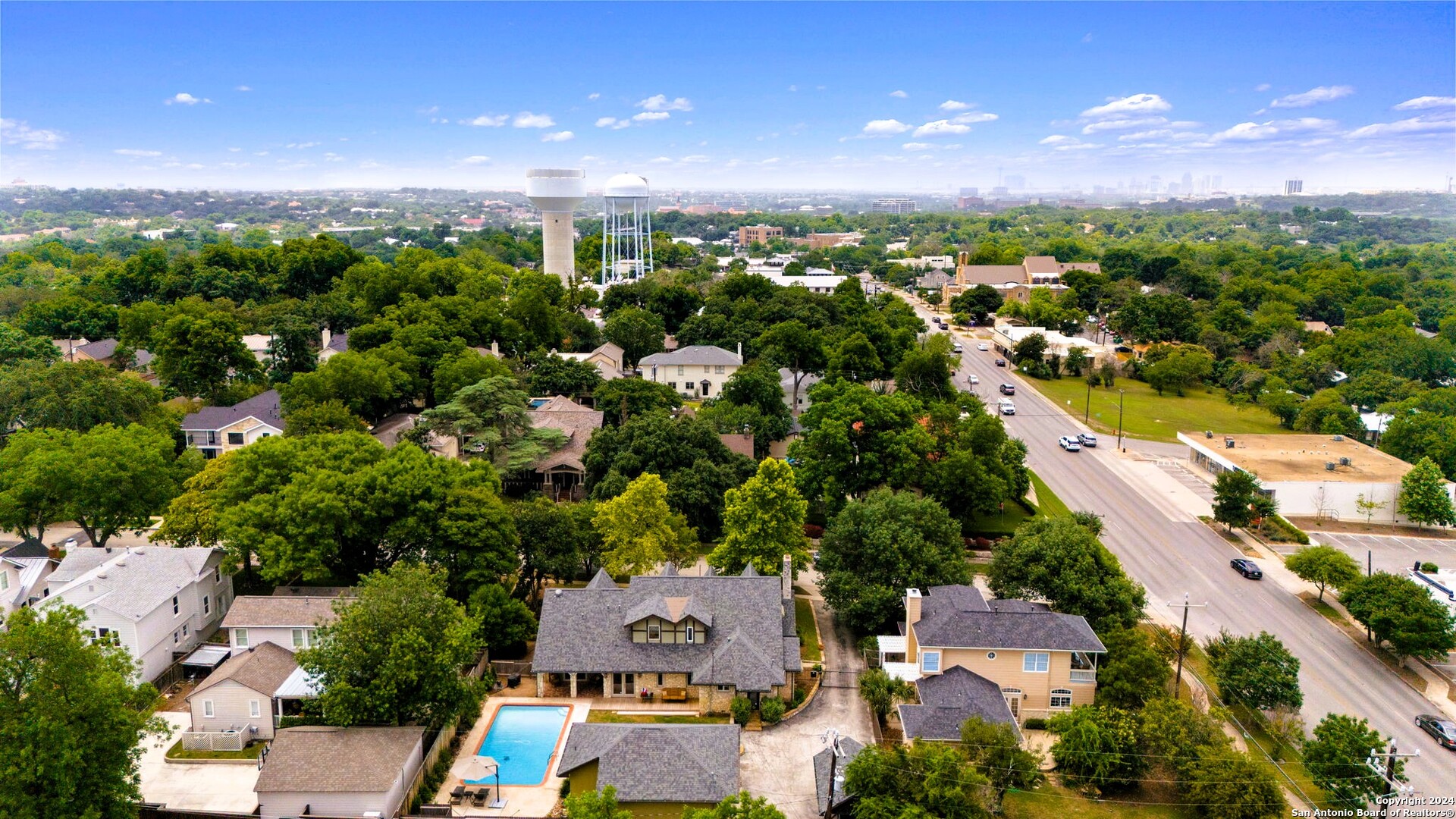 105 CLOVERLEAF AVE