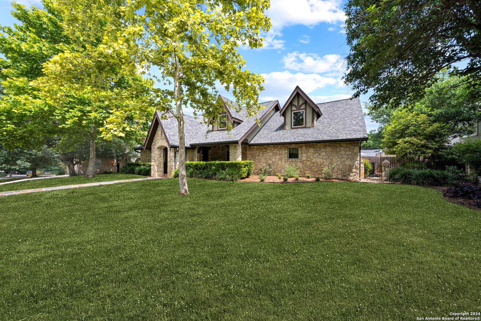 105 CLOVERLEAF AVE