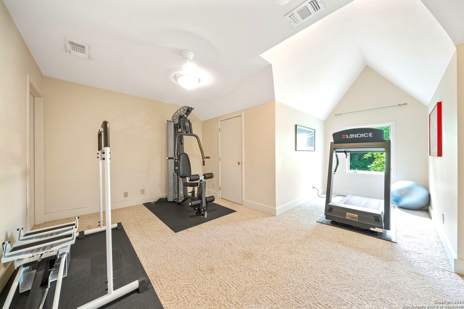 105 CLOVERLEAF AVE