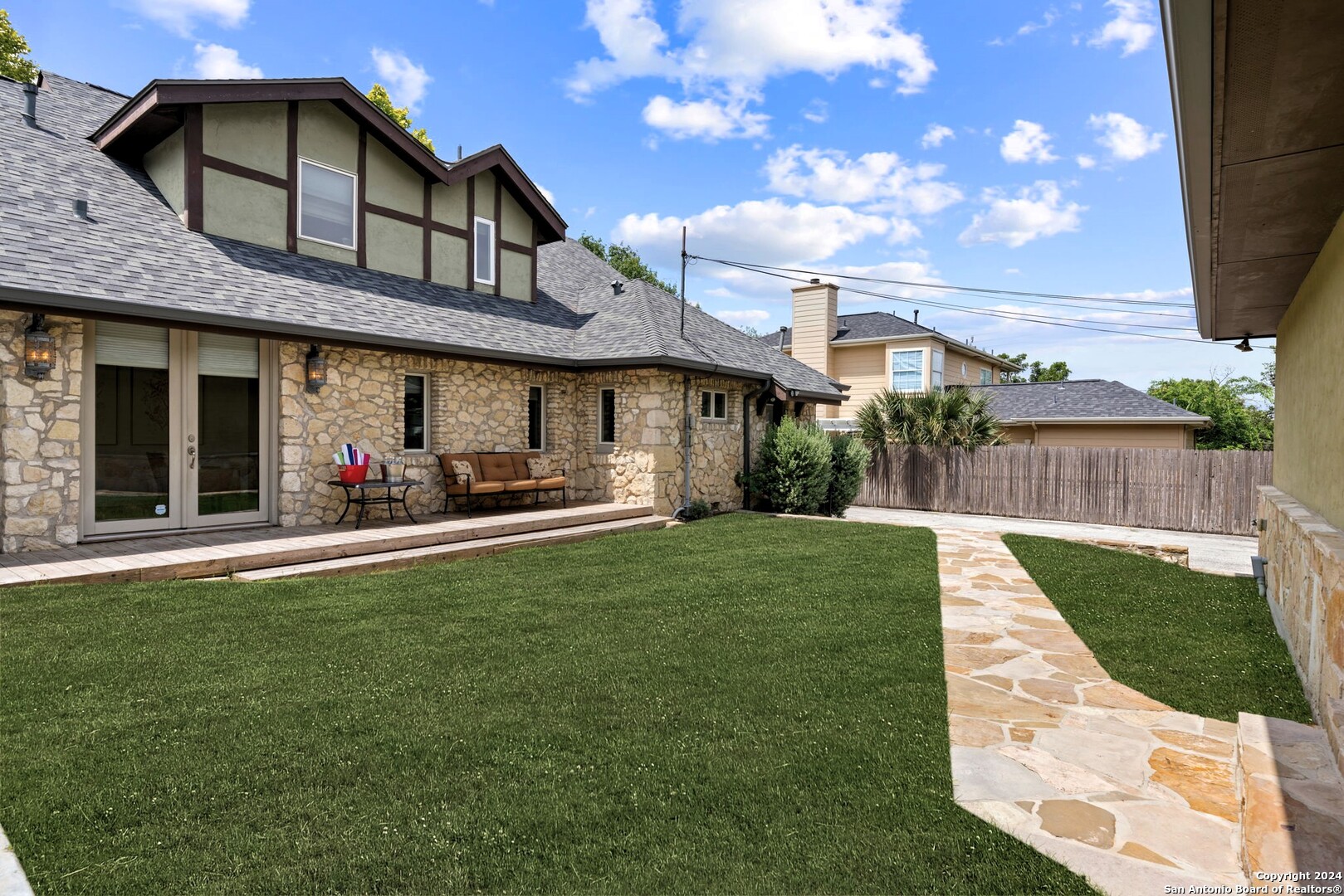 105 CLOVERLEAF AVE