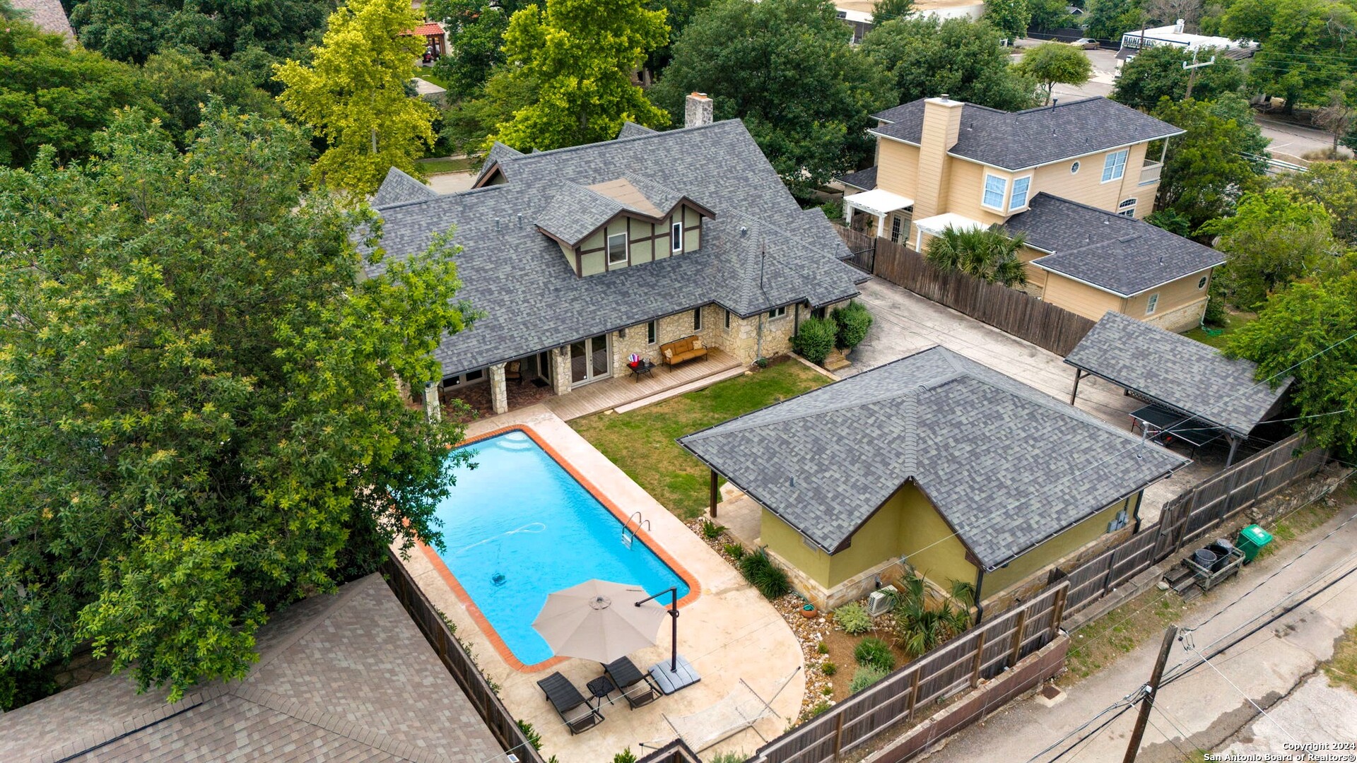 105 CLOVERLEAF AVE