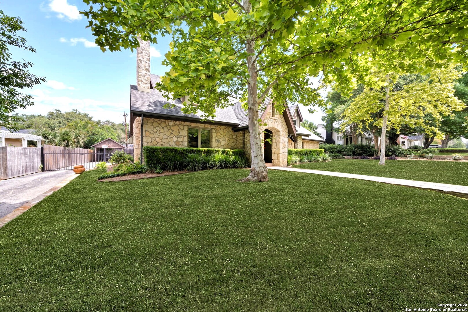 105 CLOVERLEAF AVE