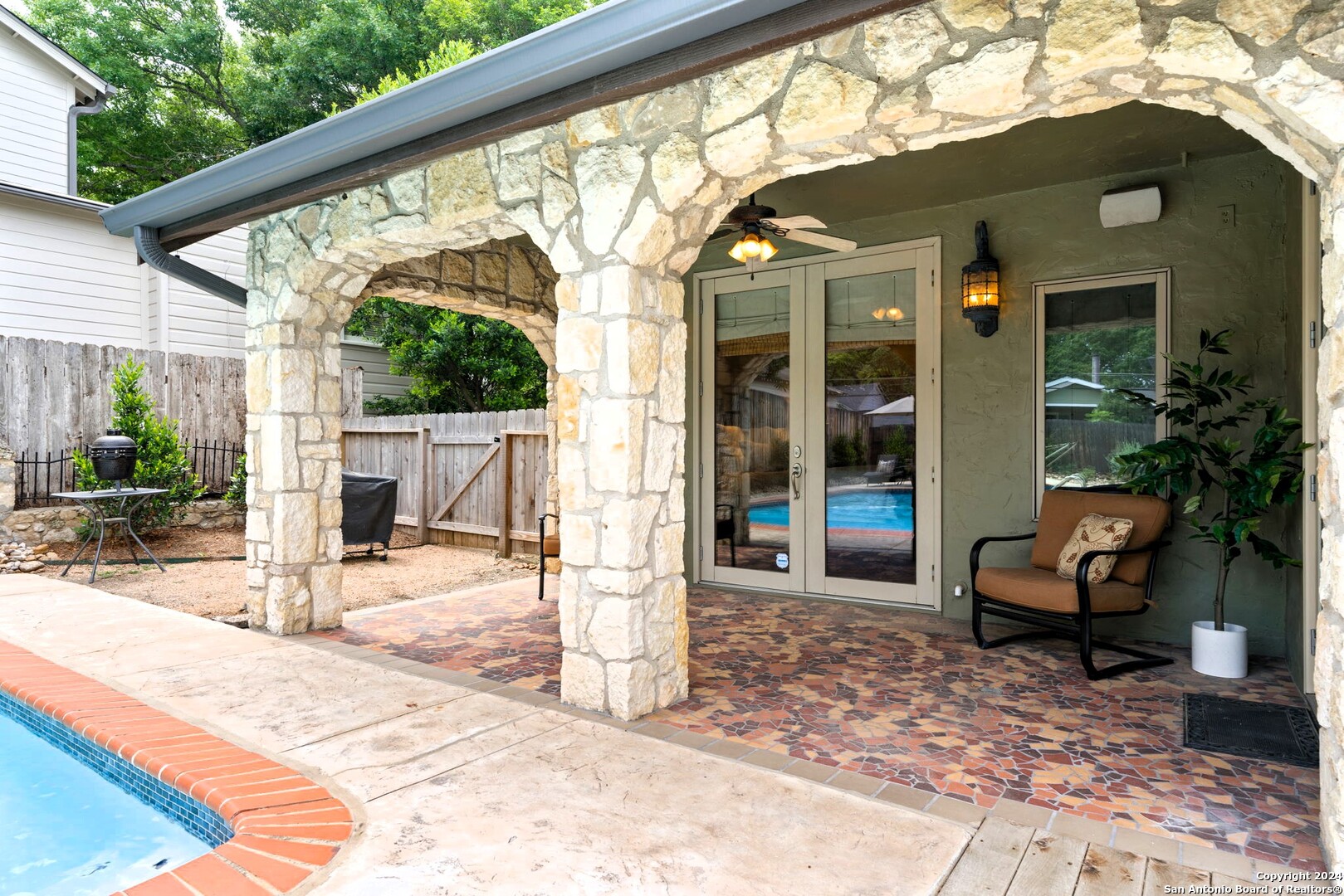 105 CLOVERLEAF AVE