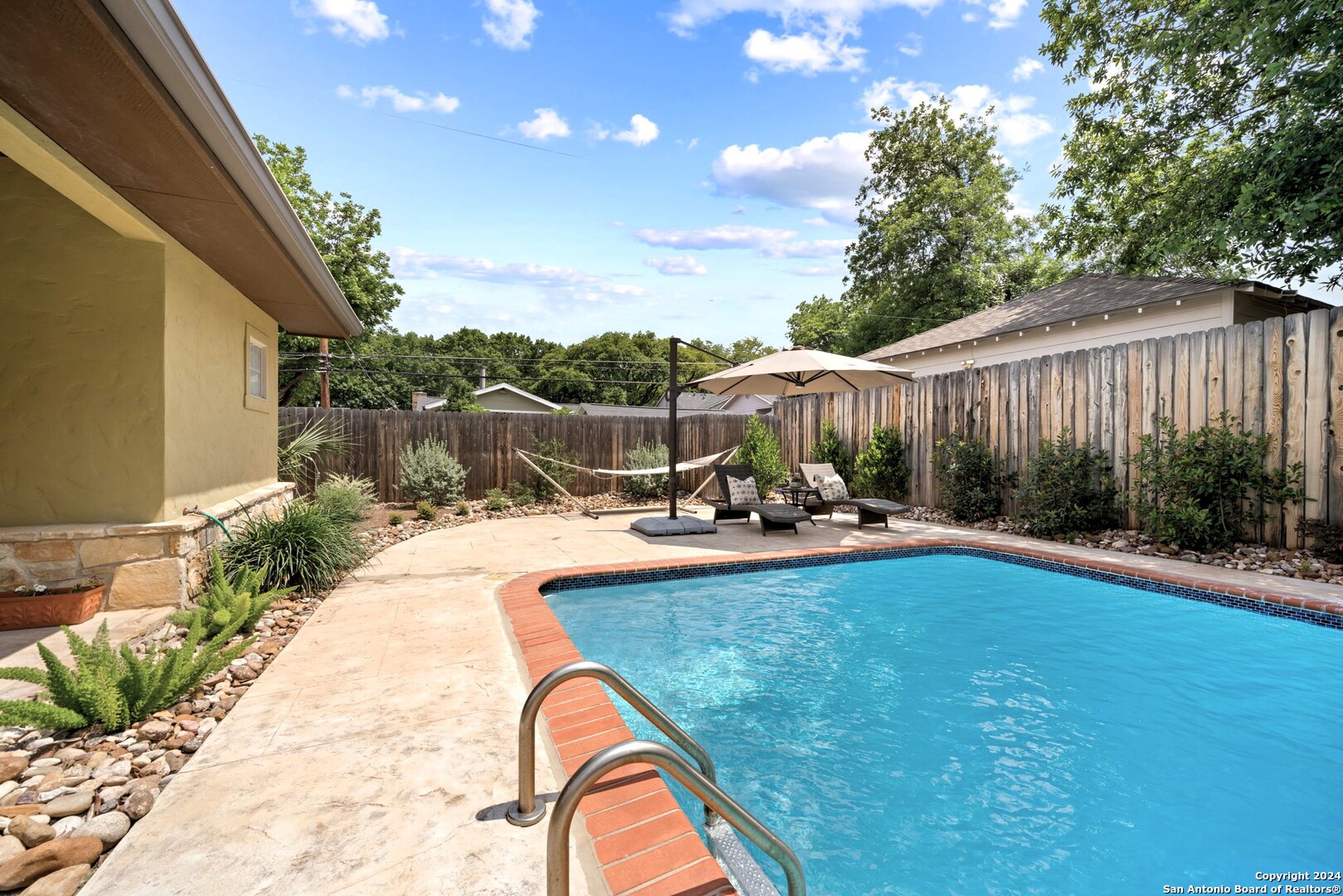 105 CLOVERLEAF AVE