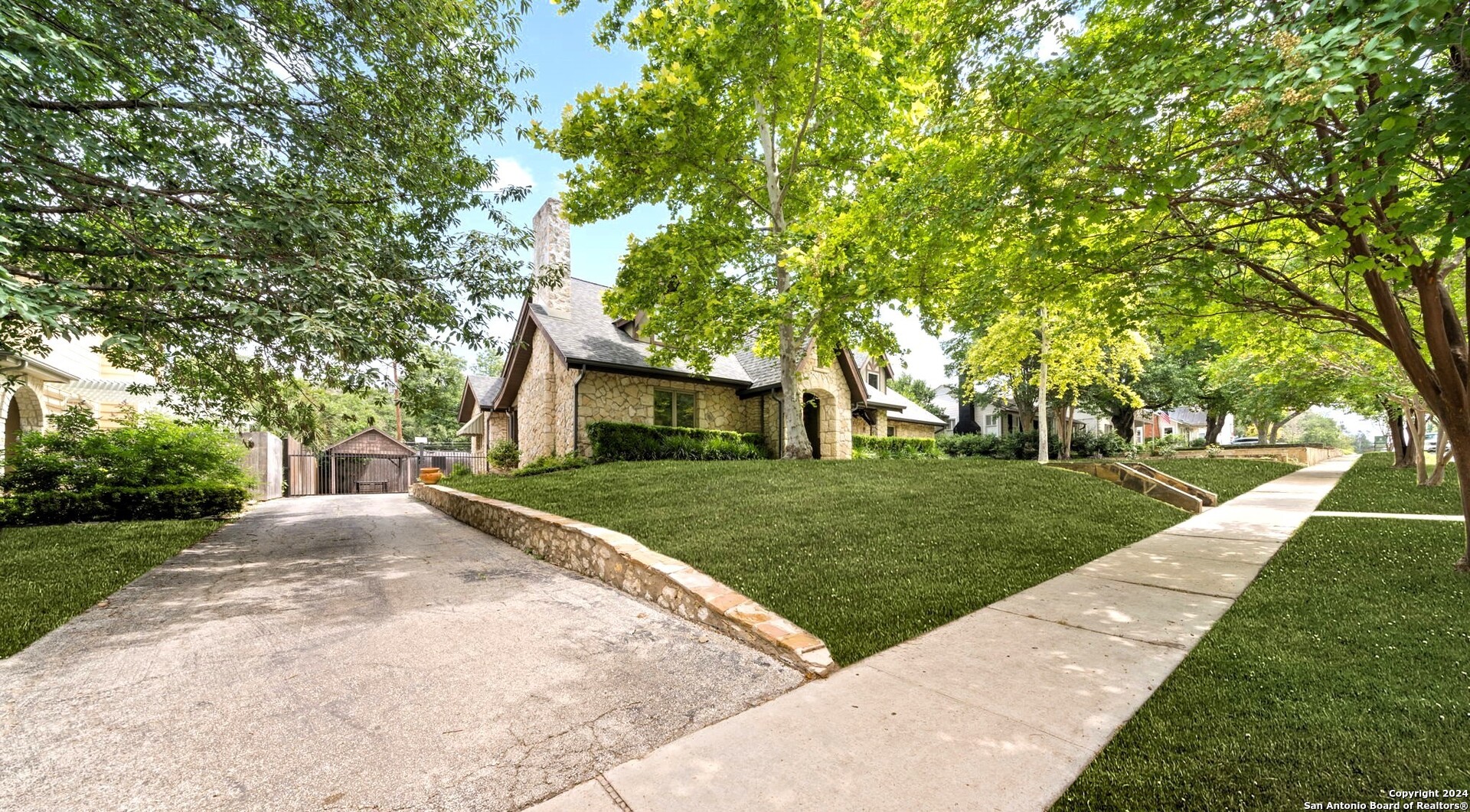 105 CLOVERLEAF AVE
