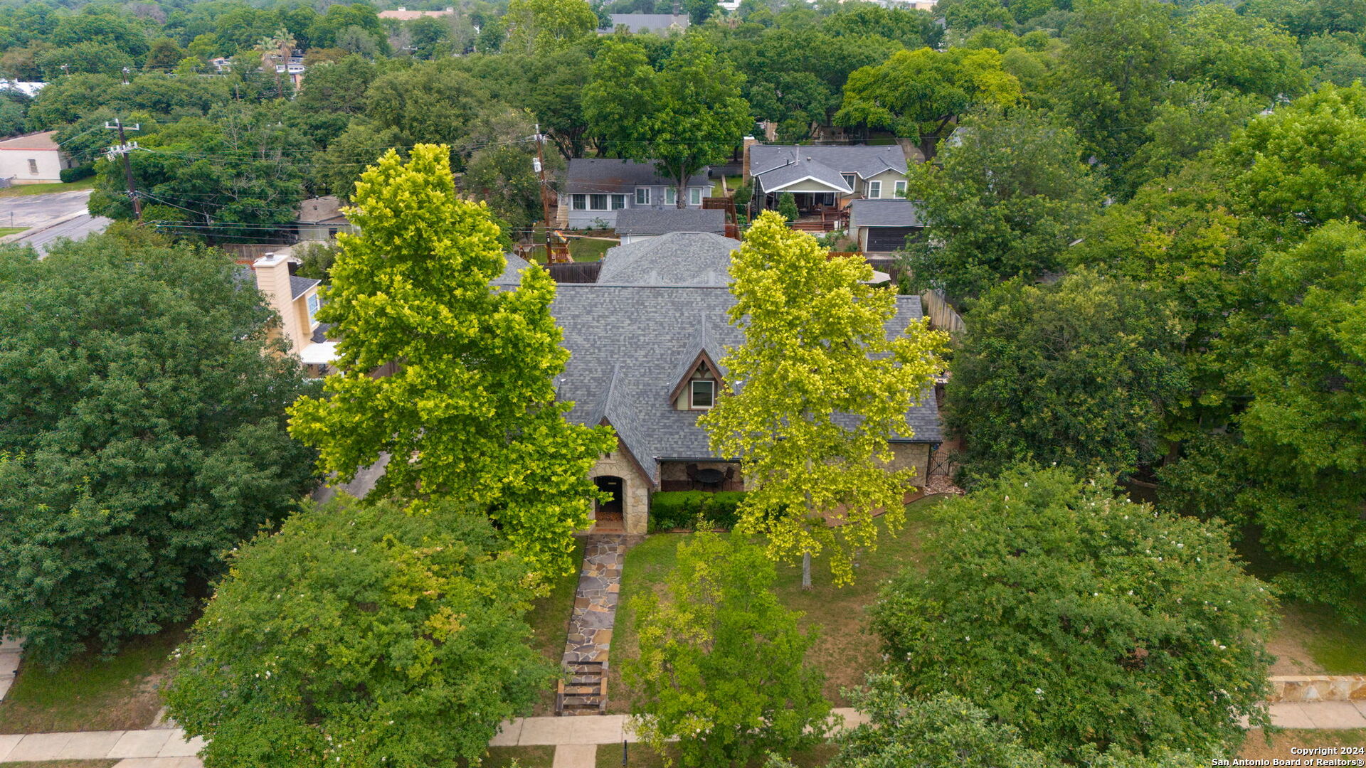 105 CLOVERLEAF AVE