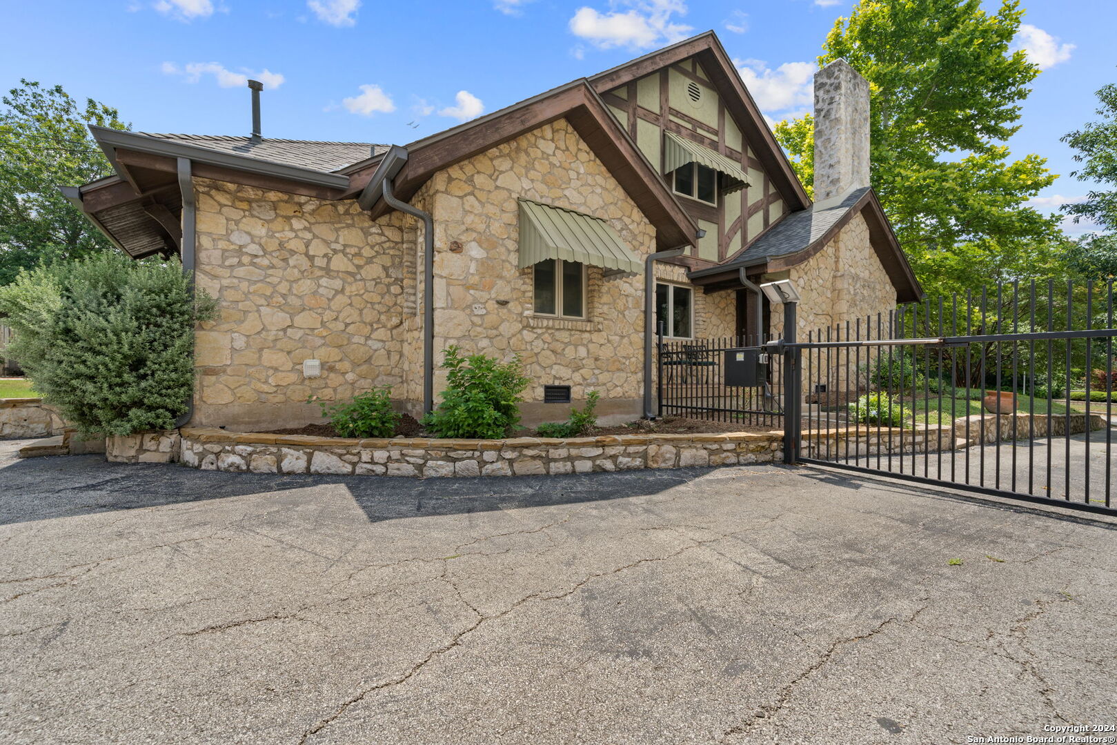 105 CLOVERLEAF AVE