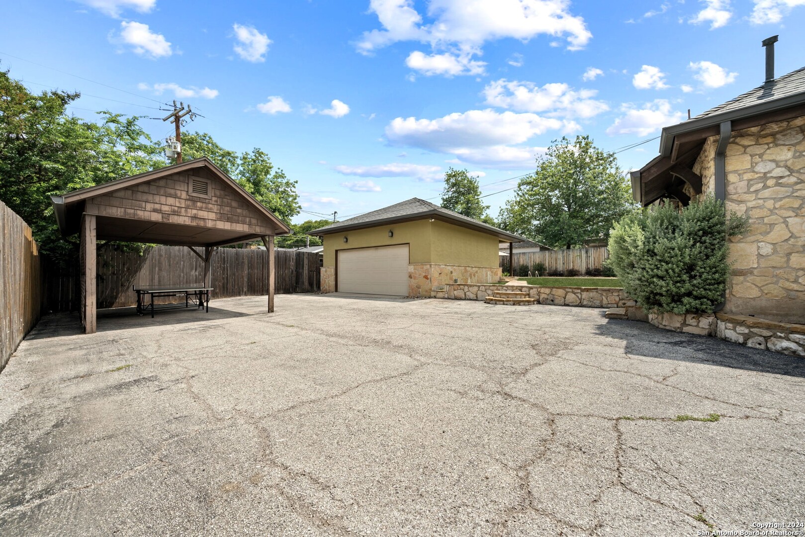 105 CLOVERLEAF AVE