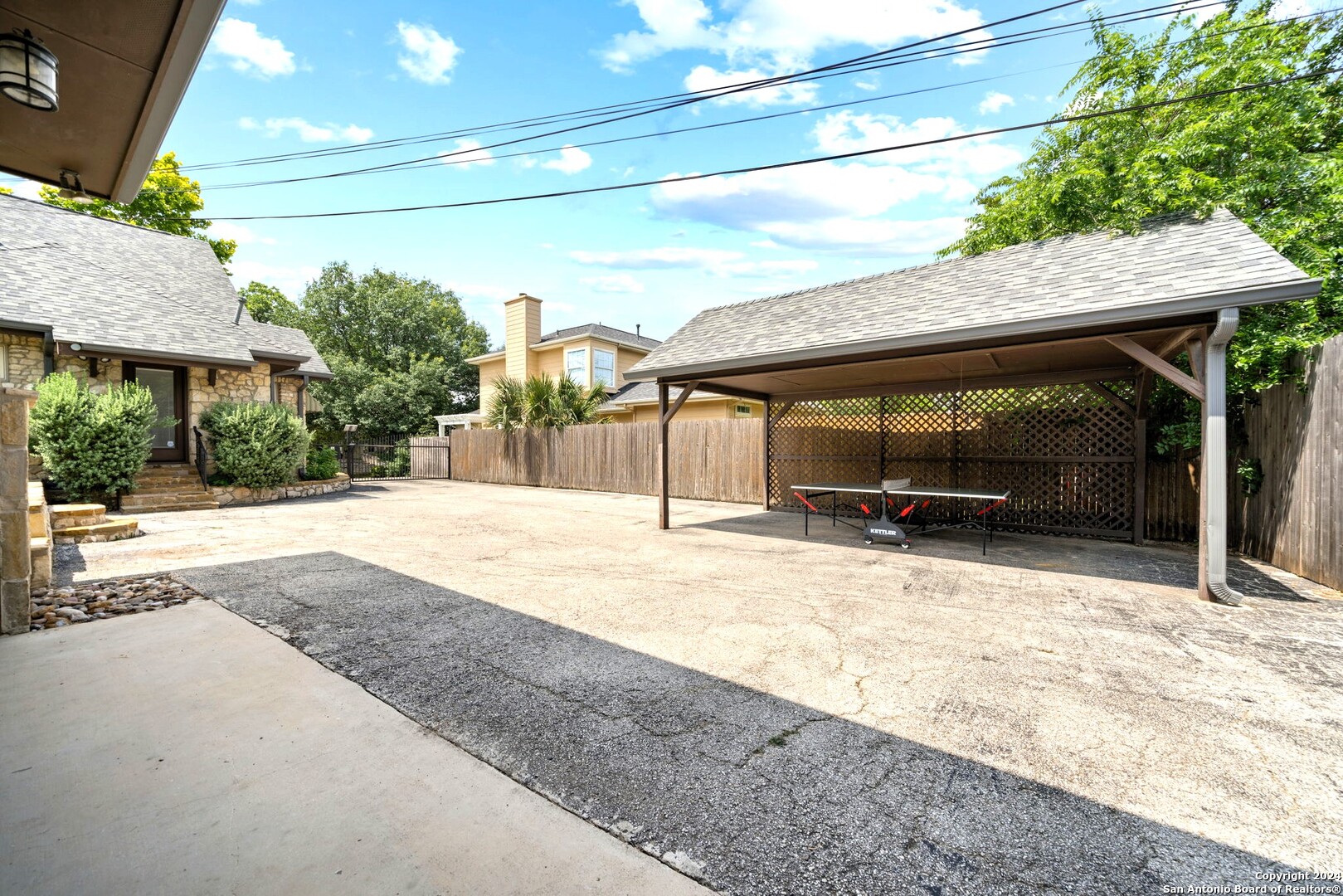 105 CLOVERLEAF AVE