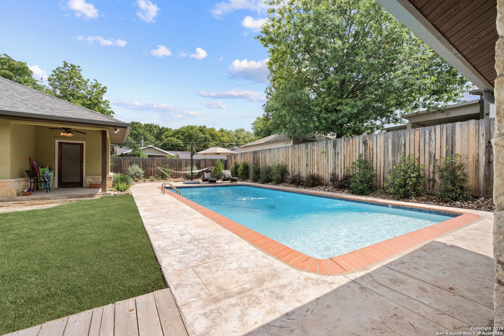 105 CLOVERLEAF AVE