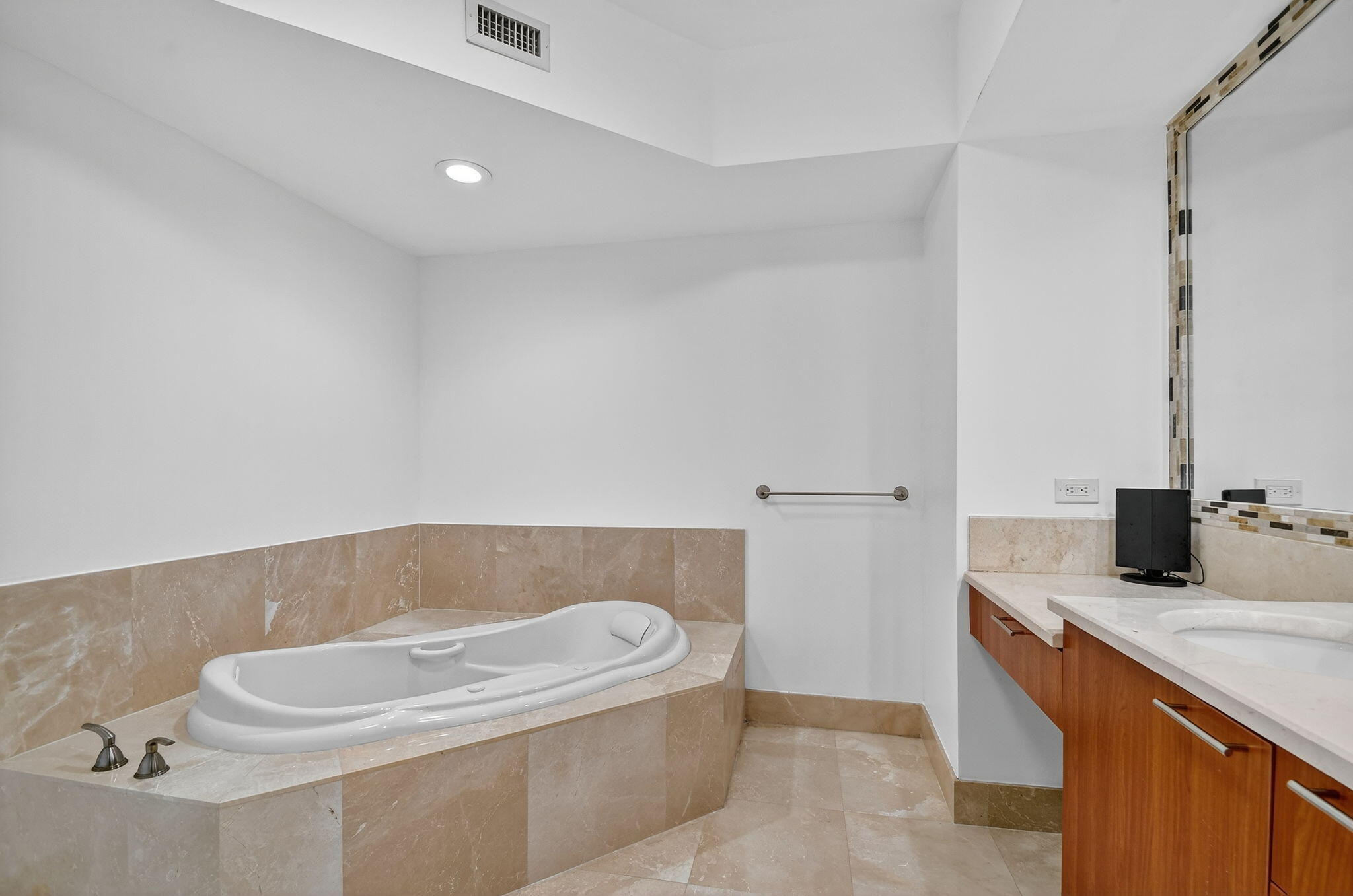2640 Lake Shore Drive 1710
