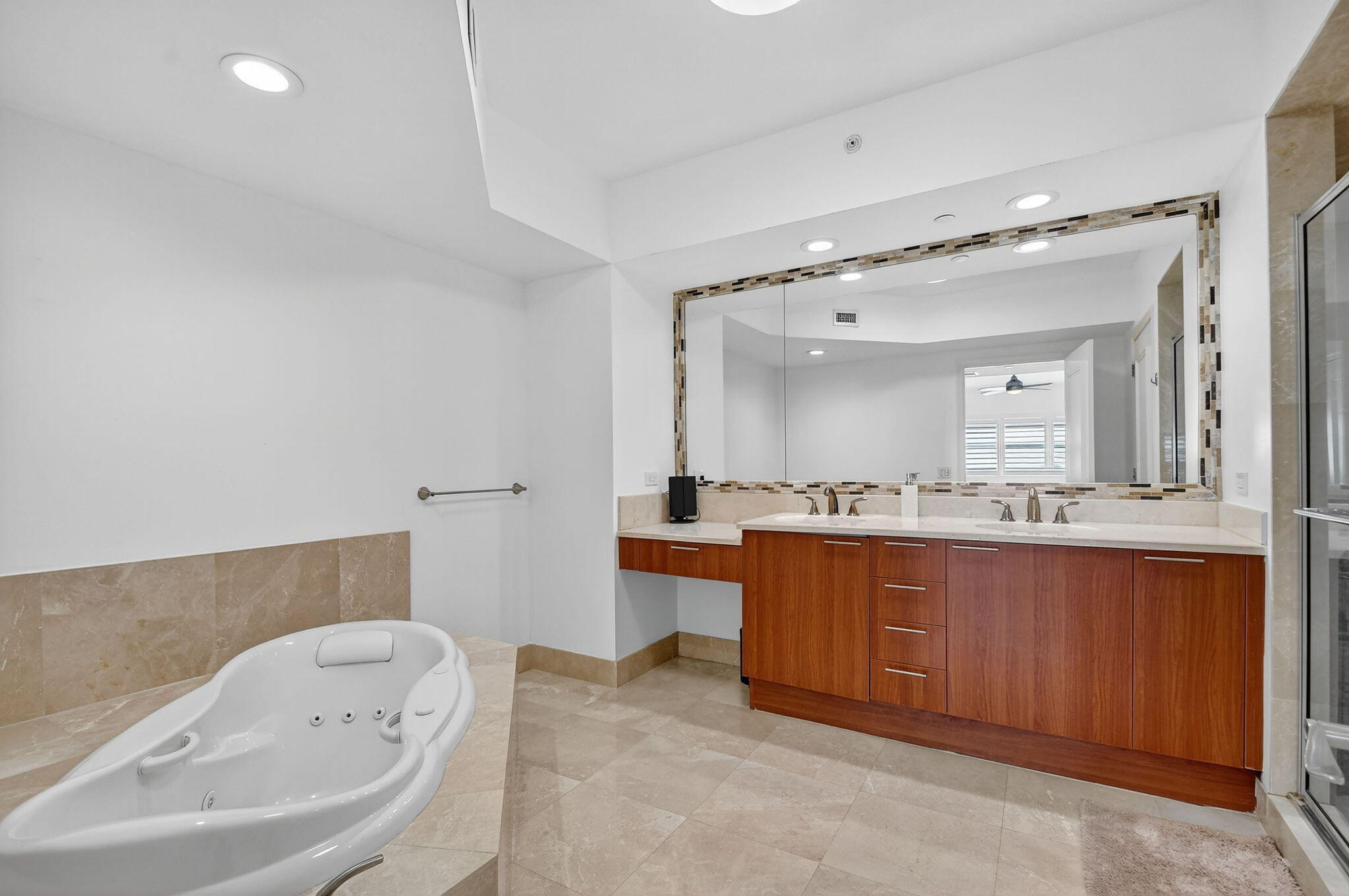 2640 Lake Shore Drive 1710