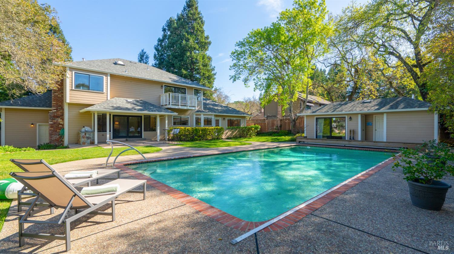 11 Saddlebrook Court