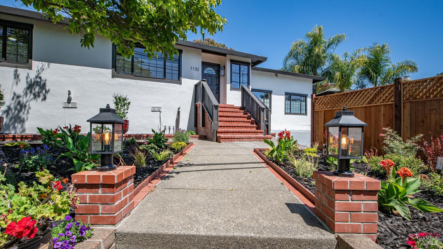 1132 Simmons Lane