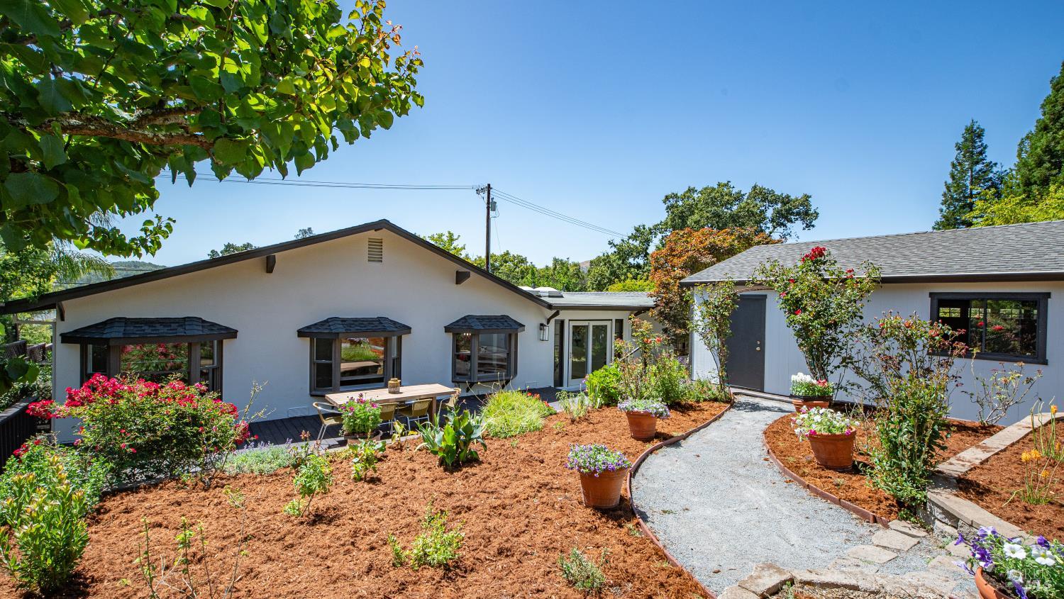 1132 Simmons Lane