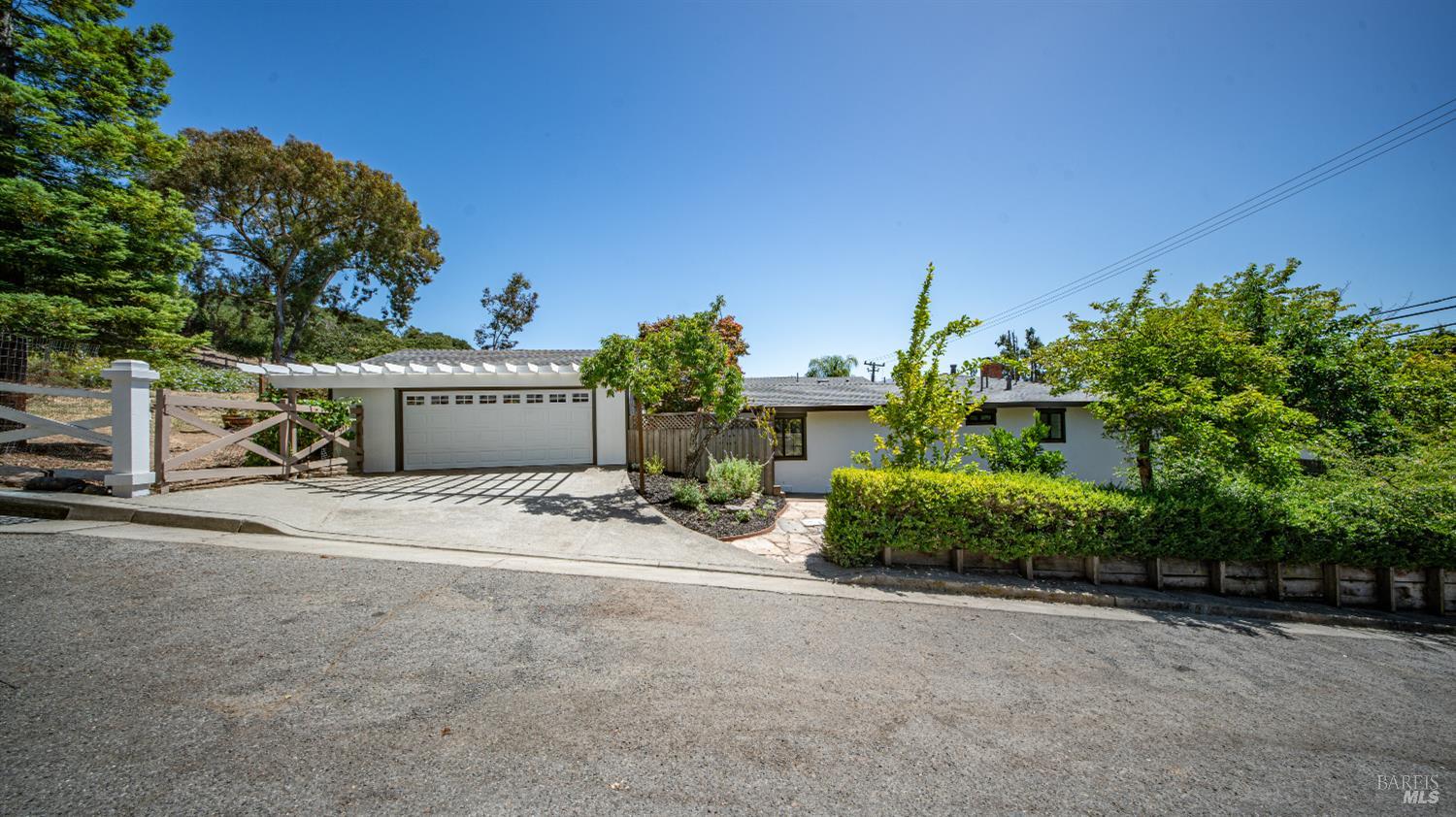 1132 Simmons Lane