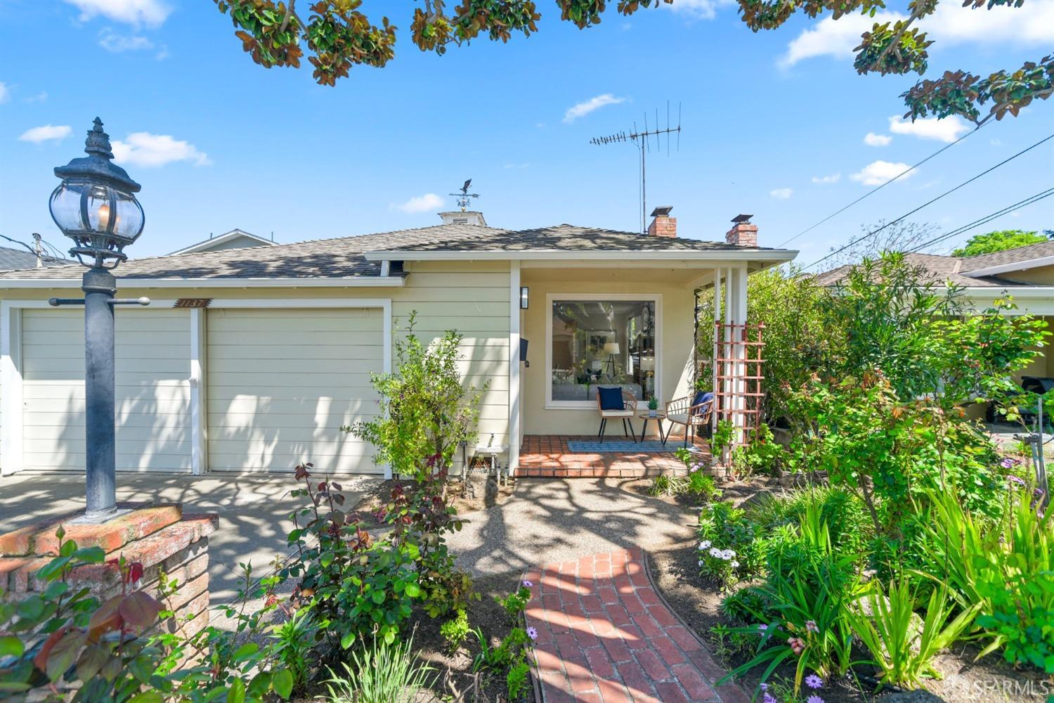 1137 Elm St