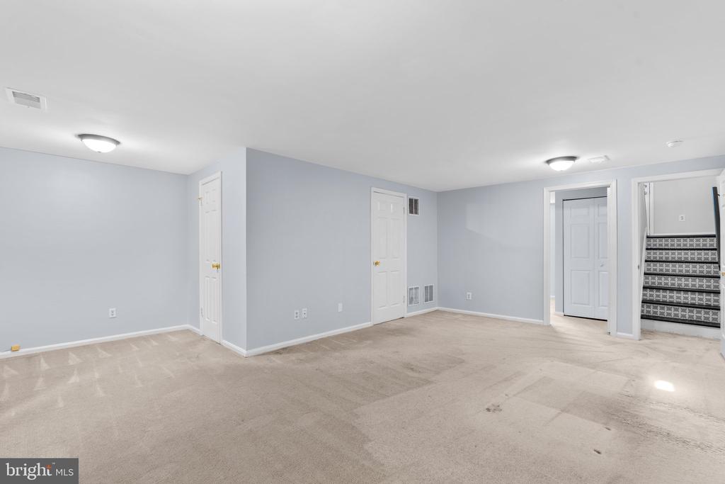 1096 Travis Ln