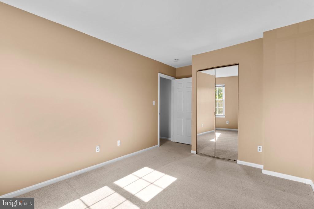 1096 Travis Ln