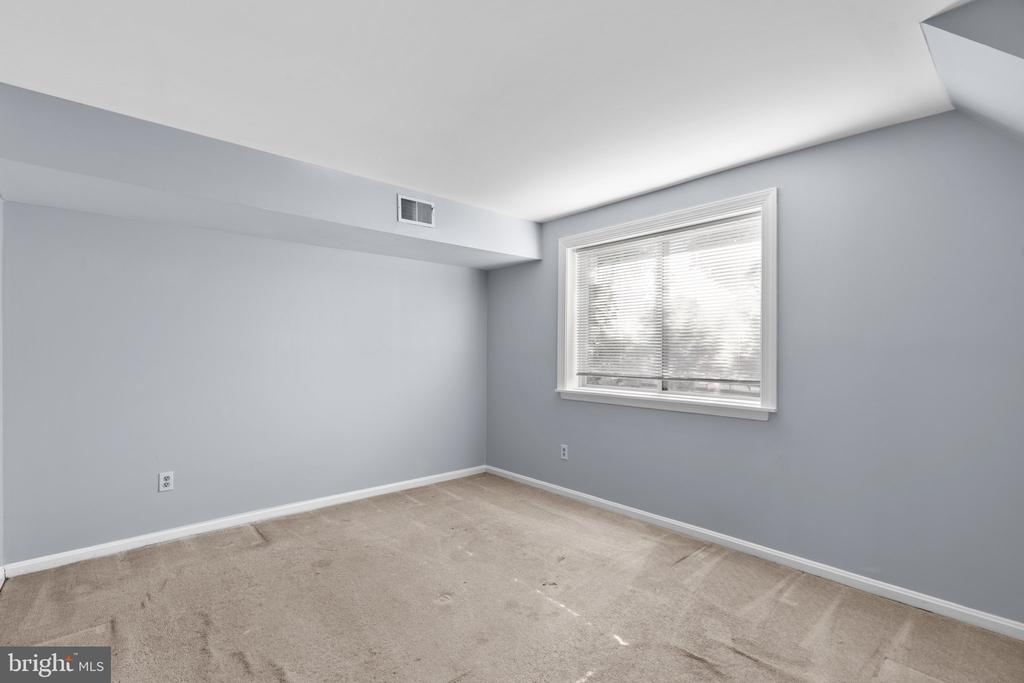 1096 Travis Ln