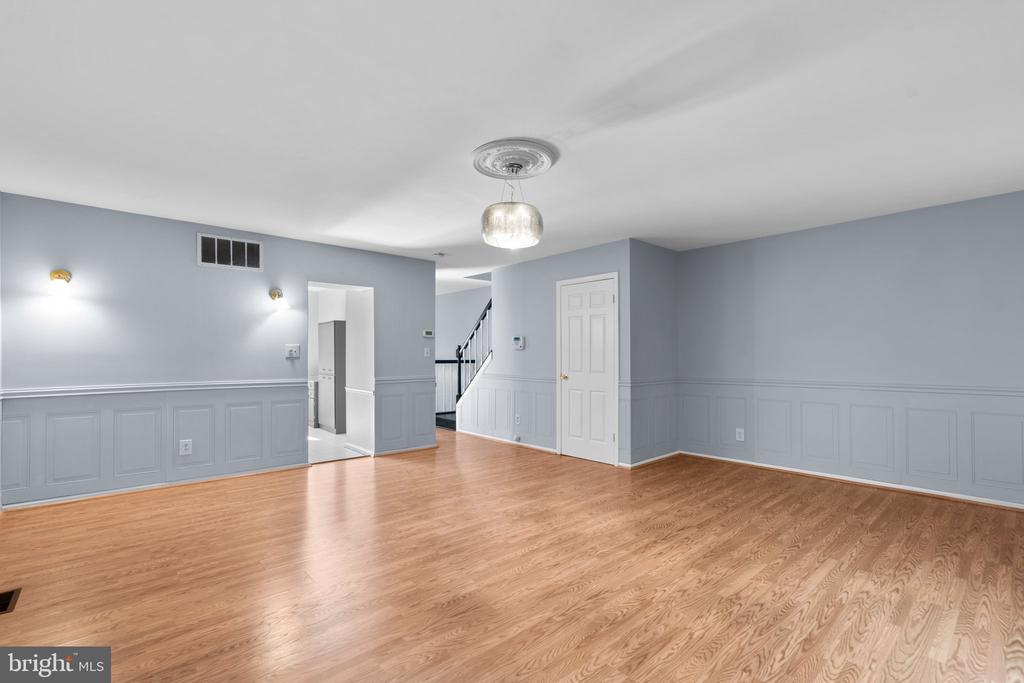 1096 Travis Ln