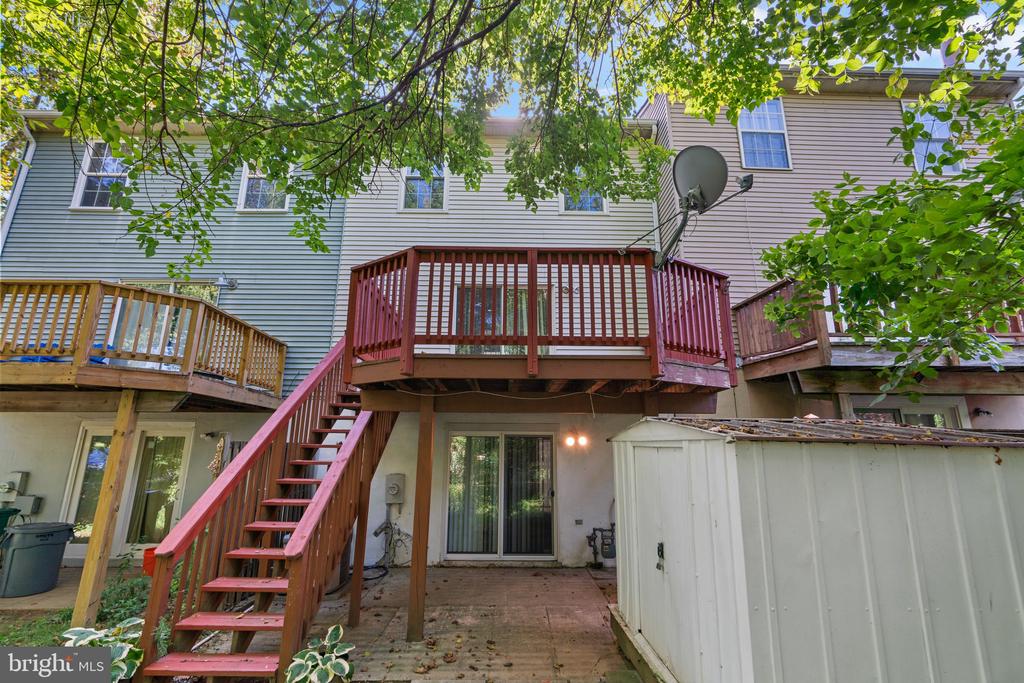1096 Travis Ln