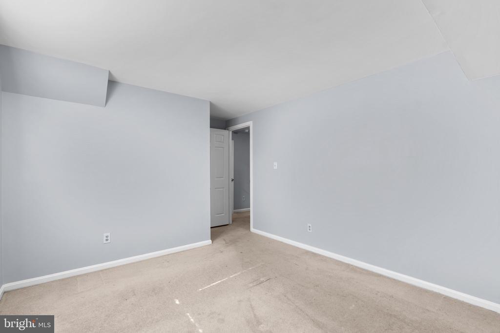 1096 Travis Ln