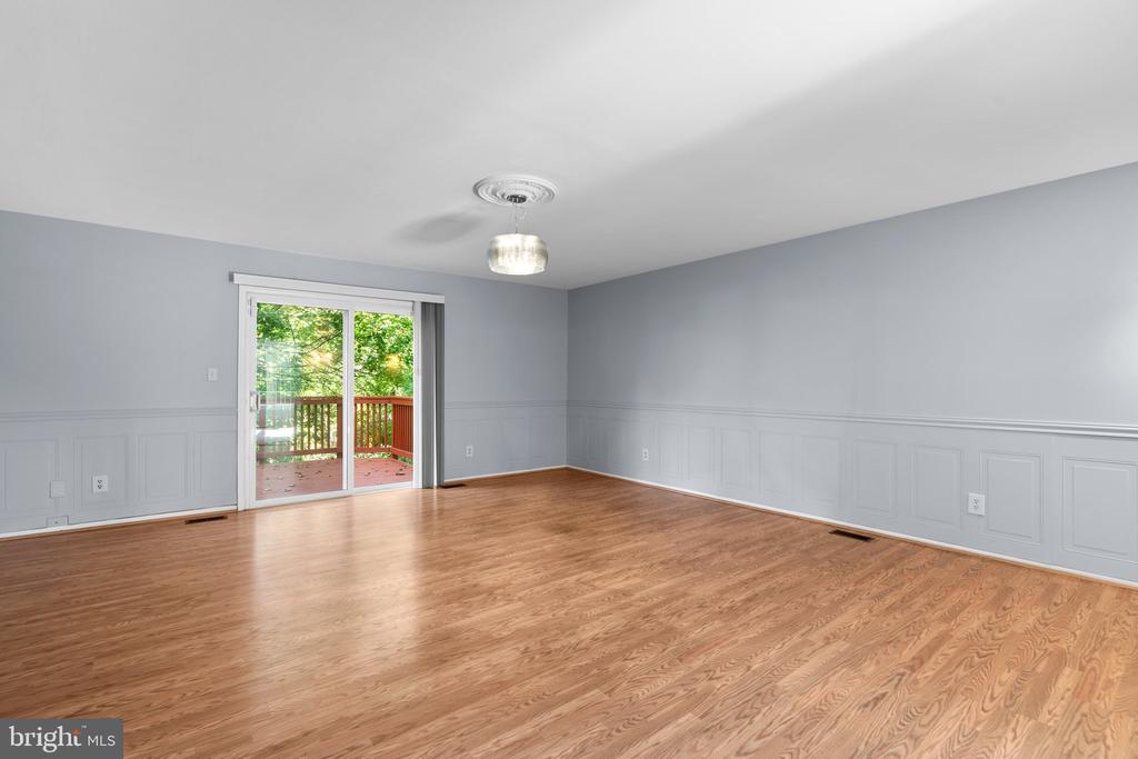 1096 Travis Ln