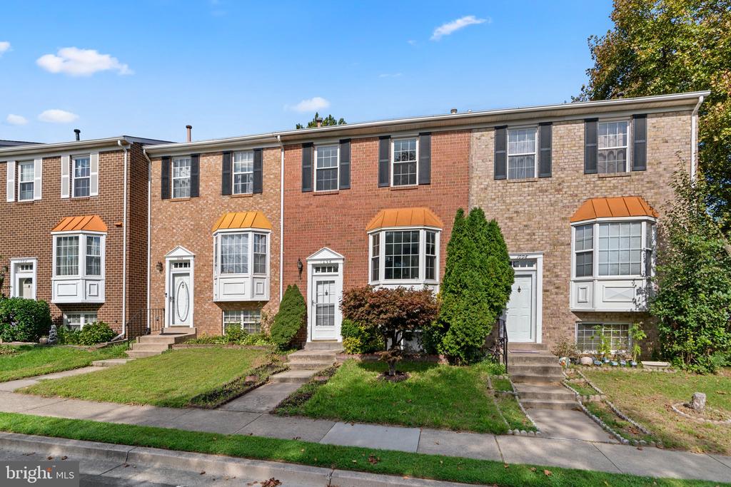 1096 Travis Ln