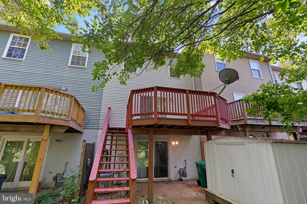 1096 Travis Ln