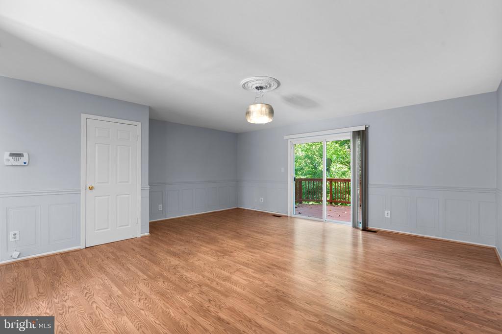1096 Travis Ln