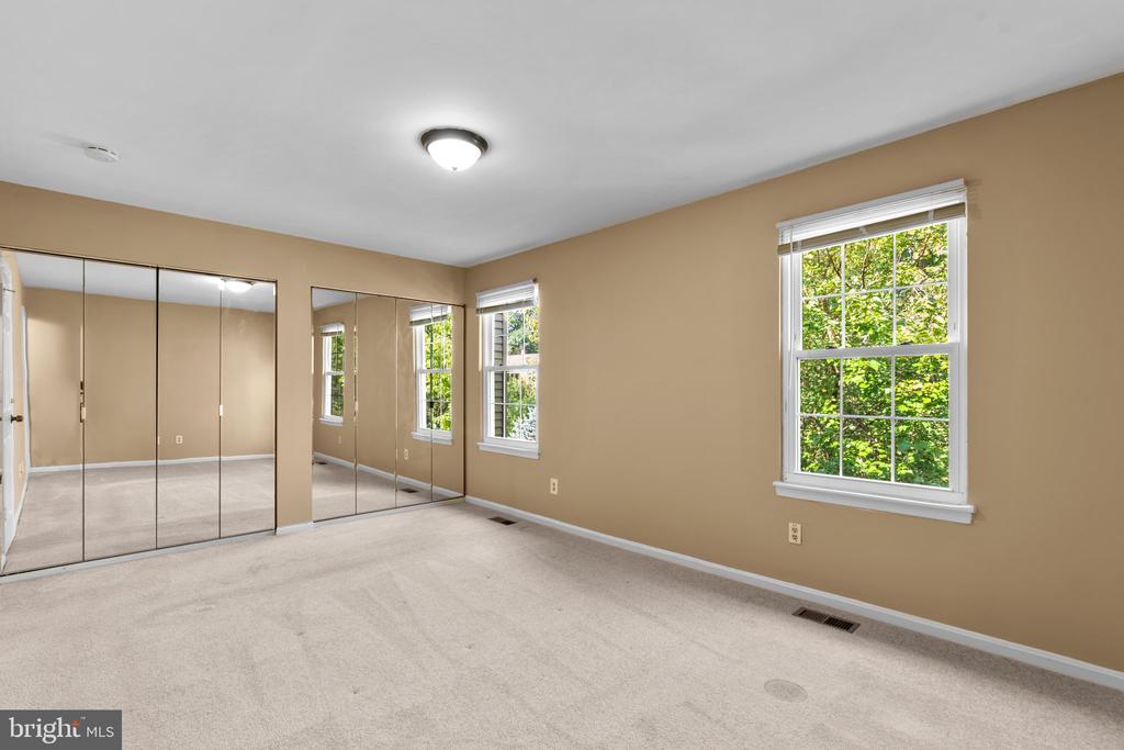 1096 Travis Ln