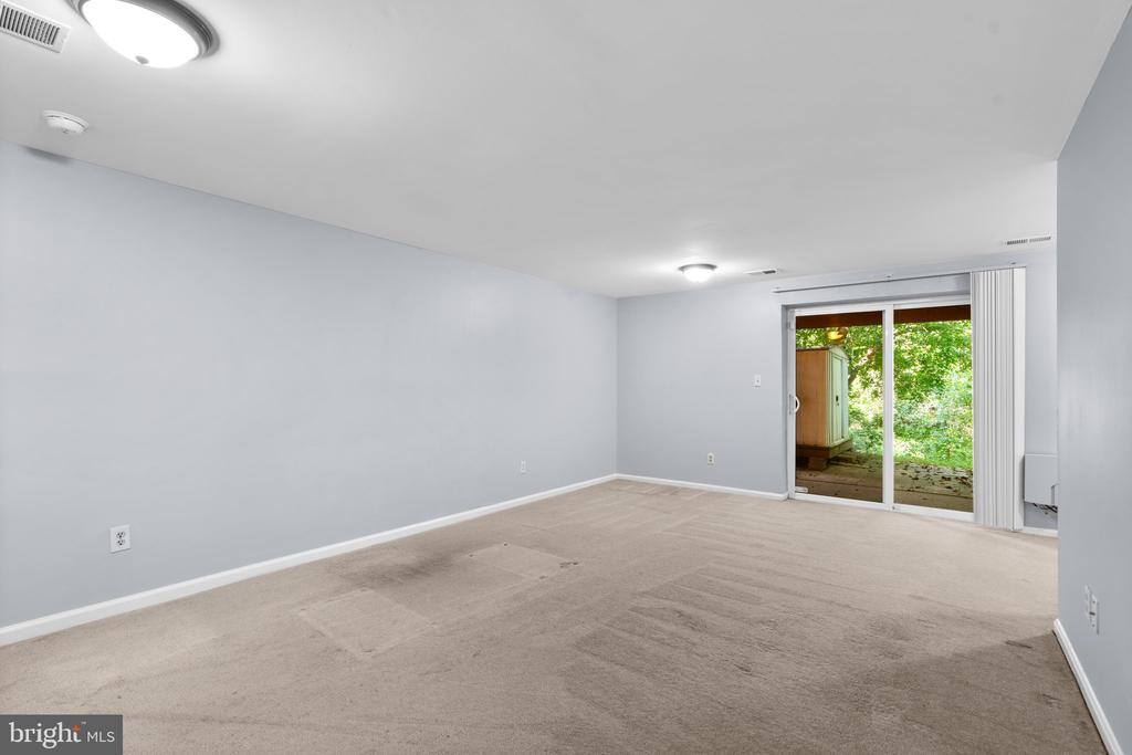 1096 Travis Ln