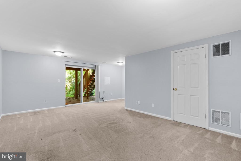 1096 Travis Ln