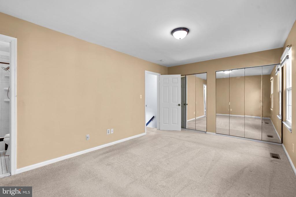 1096 Travis Ln