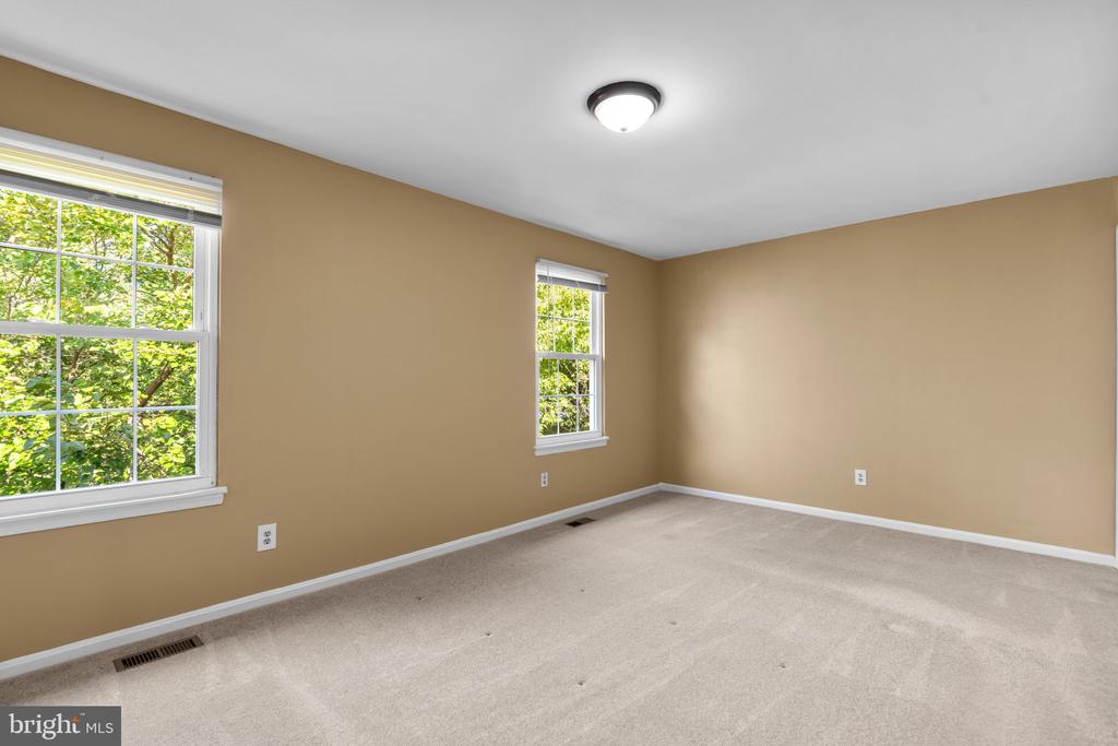 1096 Travis Ln