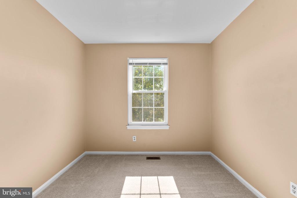 1096 Travis Ln
