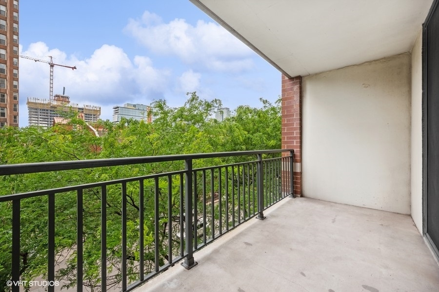55 W Delaware Place Unit: 418