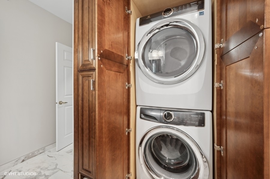 55 W Delaware Place Unit: 418