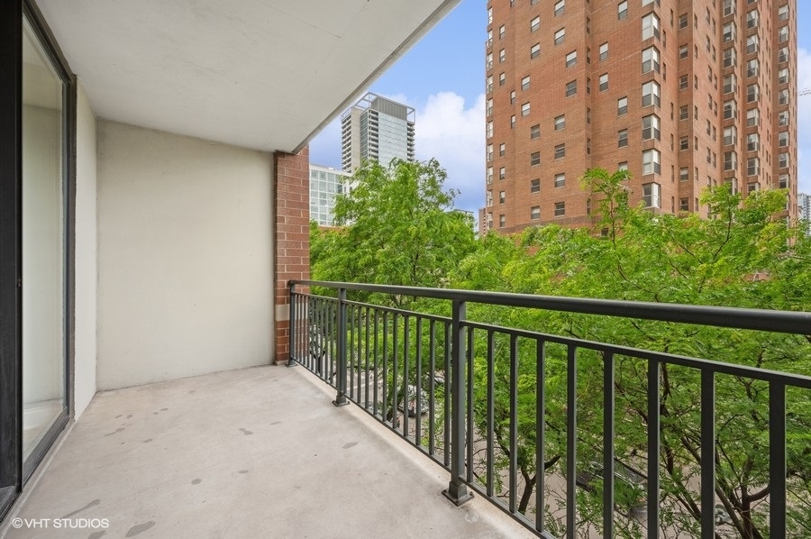 55 W Delaware Place Unit: 418