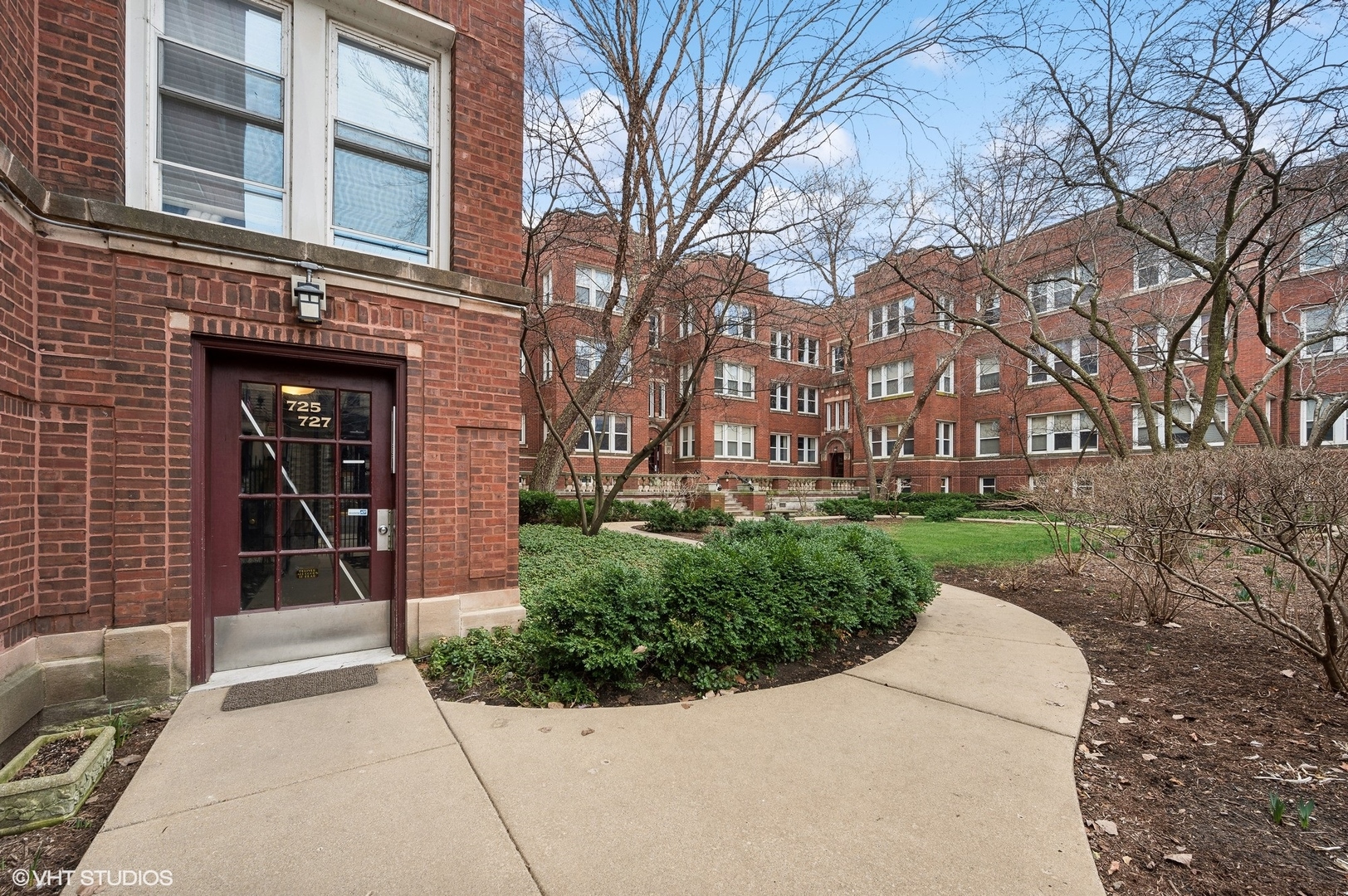 725 W Buckingham Place Unit: 2