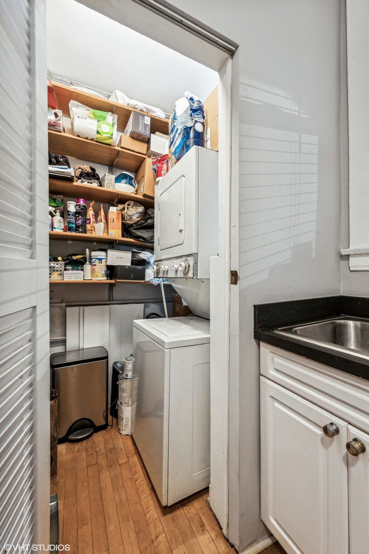 725 W Buckingham Place Unit: 2